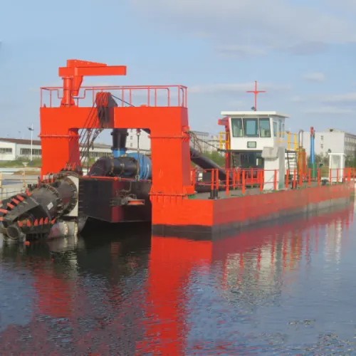 Drague de pompage à la rivière pour dragage de port